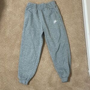 Nike Sportswear Club Fleece Sweatpants youth size large, Heather grey